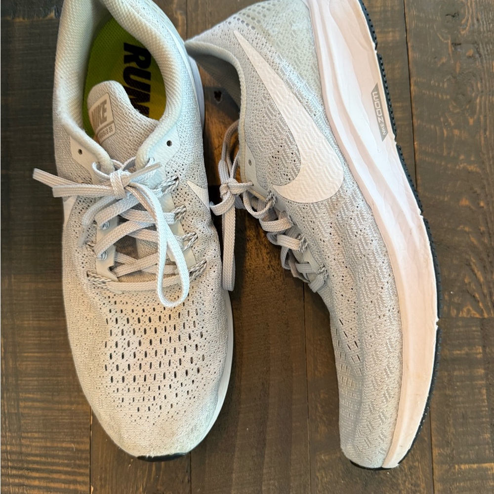 Nike Women's air zoom Pegasus 35 light gray sneakers size 10